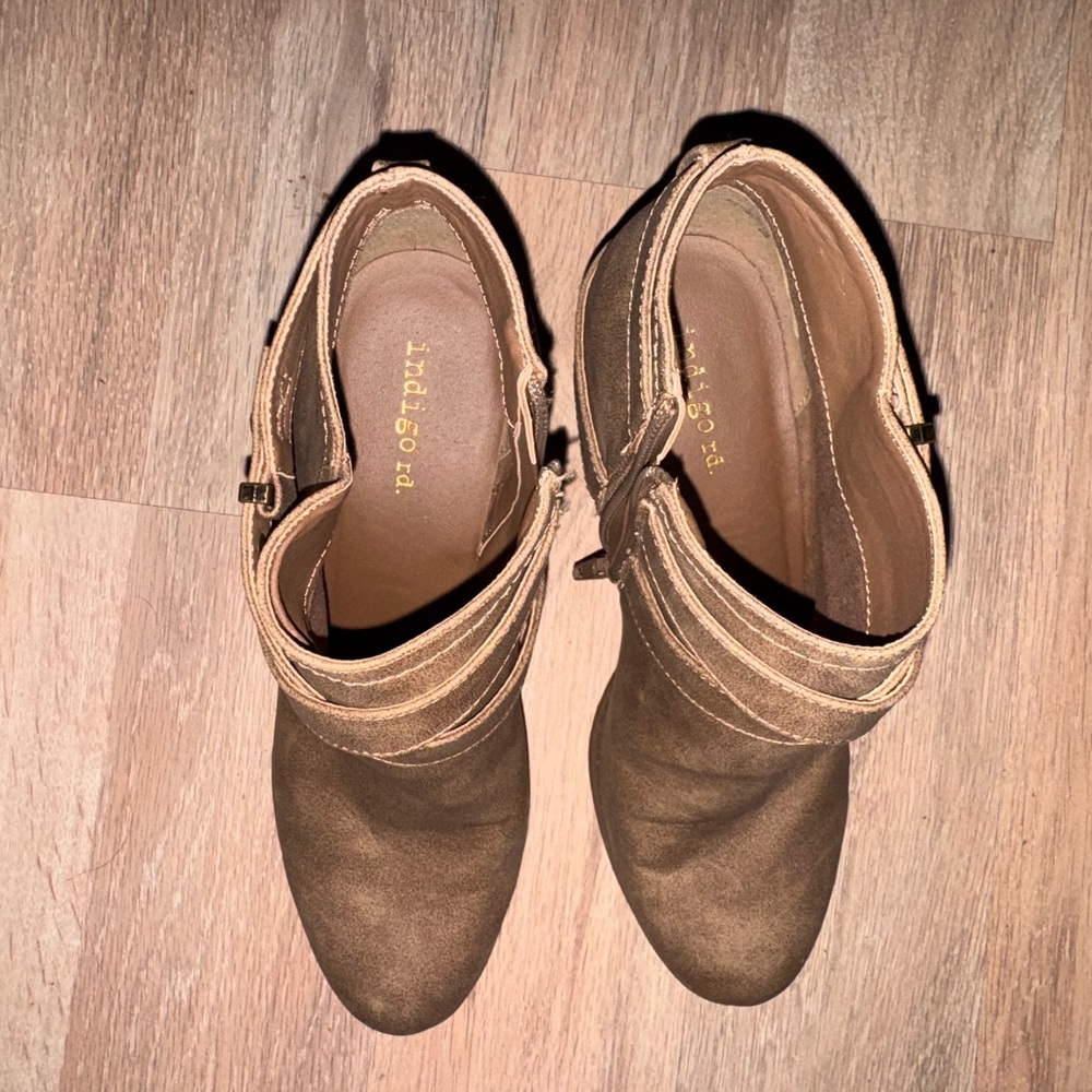 Indigo Rd size 7  women’s Tan Ankle Boots - Picture 3 of 3